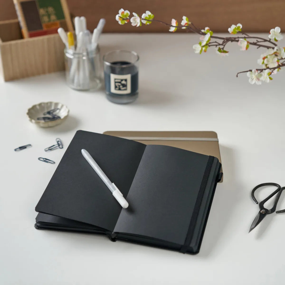 SAKURA SKETCHBOOK A5 - BLACK PAPER