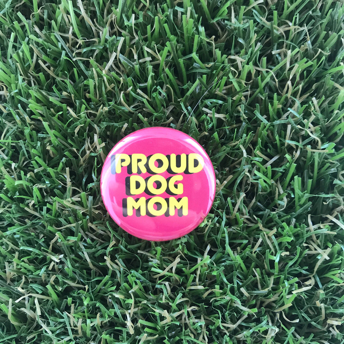 DDD BUTTON PIN - PROUD DOG MOM
