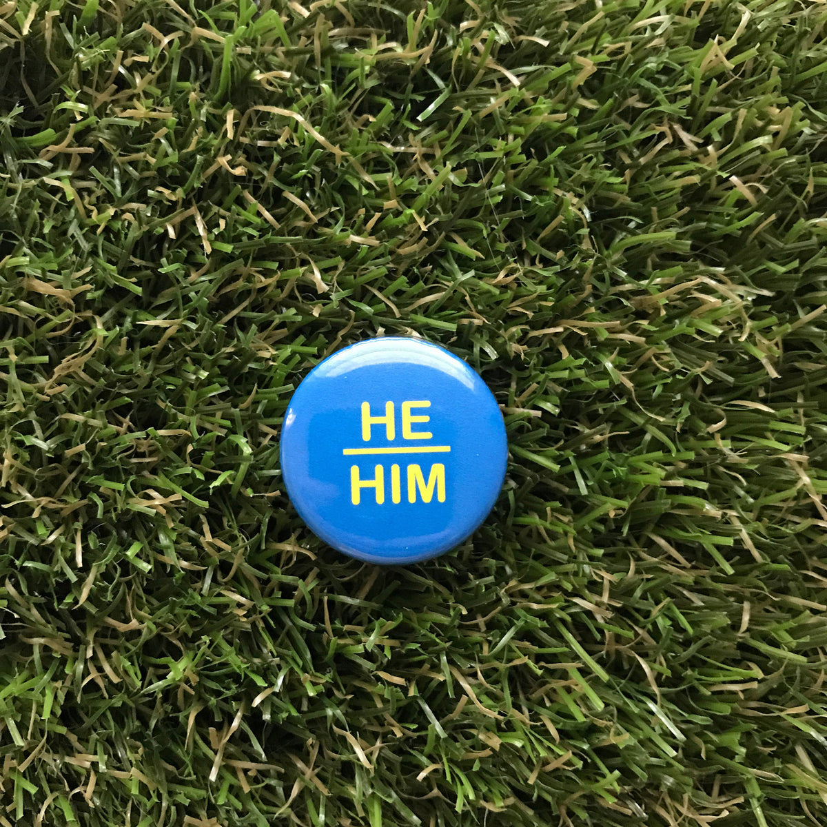 DDD BUTTON PIN - HE/HIM, BLUE