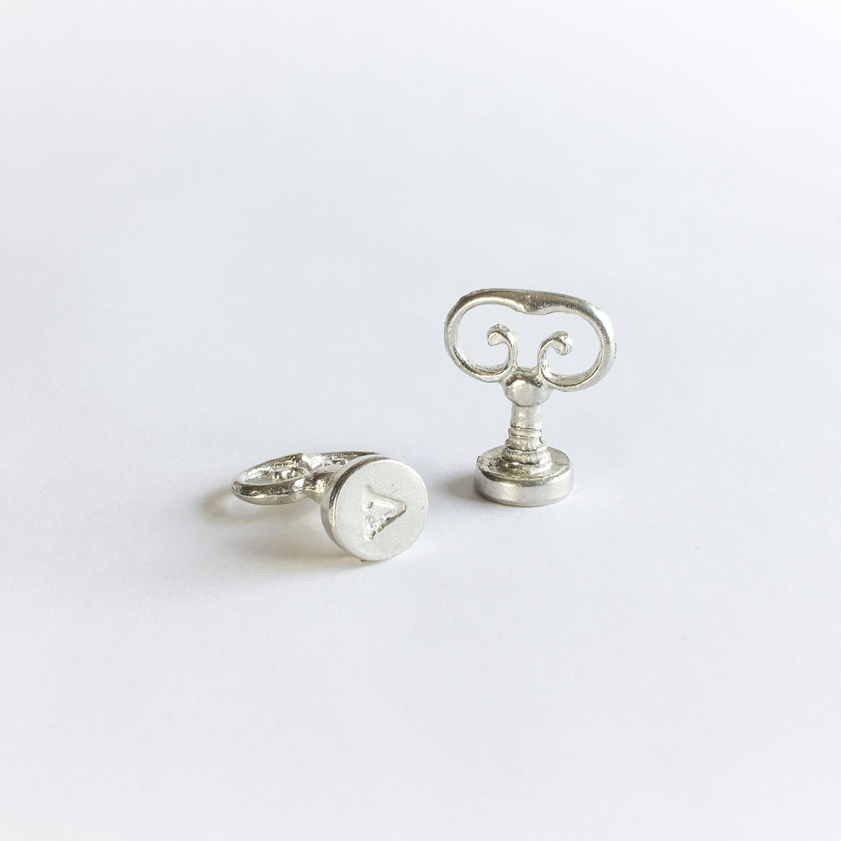 TYPEWRITTER SEAL LETTER V