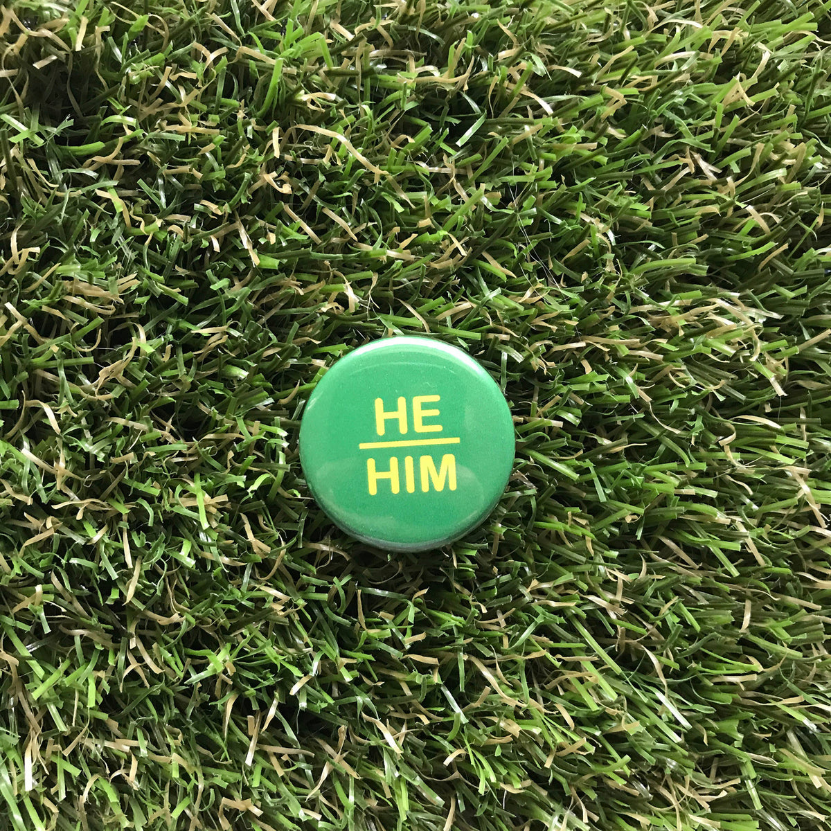 DDD BUTTON PIN - HE/HIM, GREEN