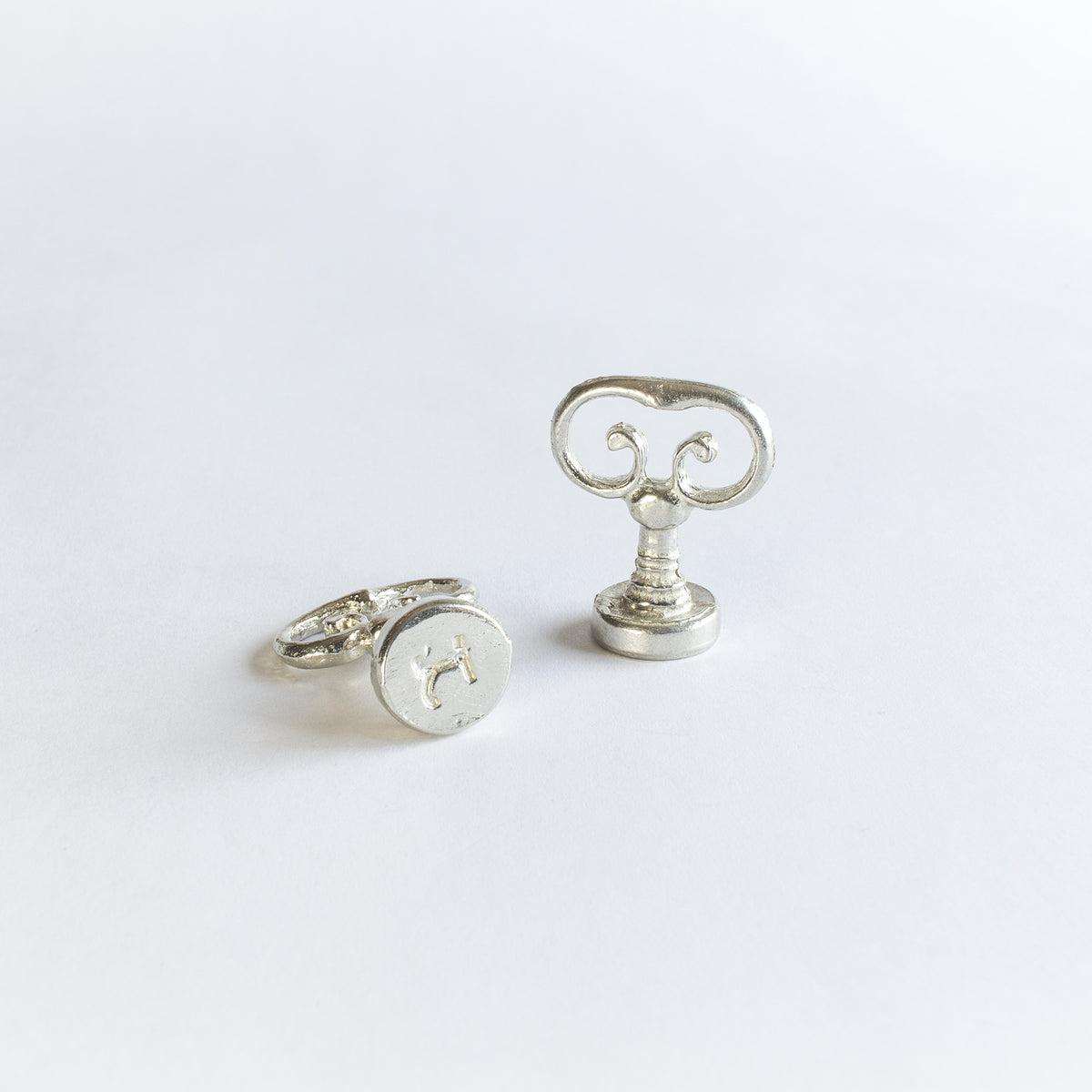 TYPEWRITTER SEAL LETTER R