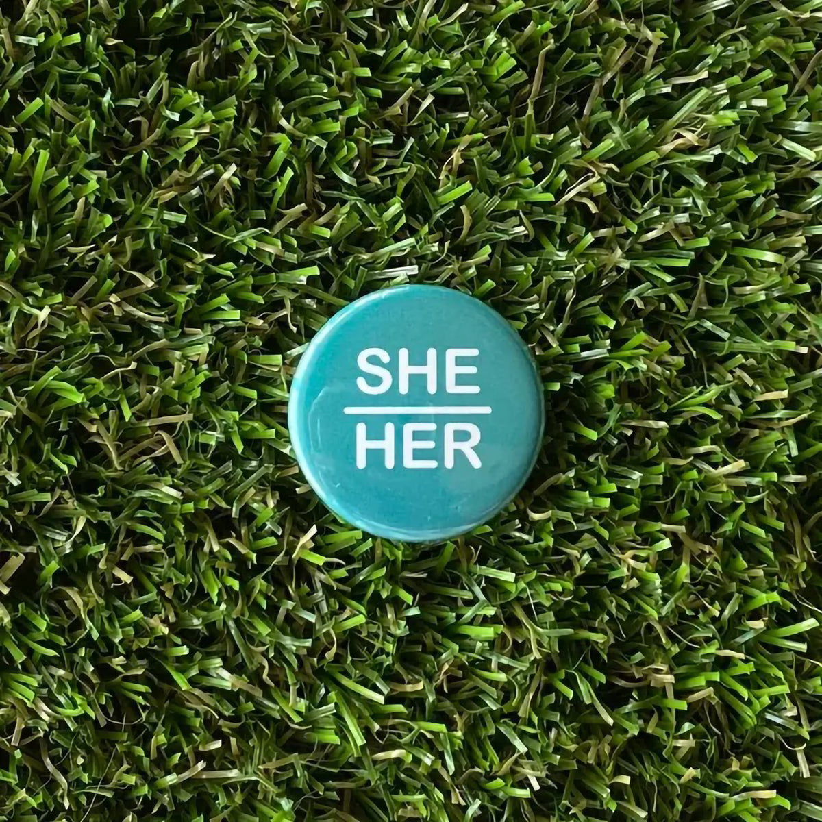 DDD BUTTON PIN - SHE/HER, TEAL